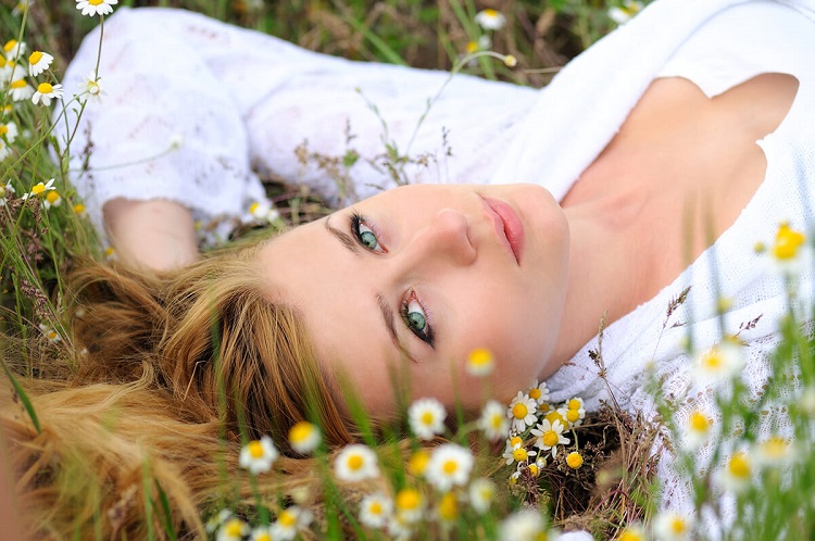 Женские позы лёжа на спине