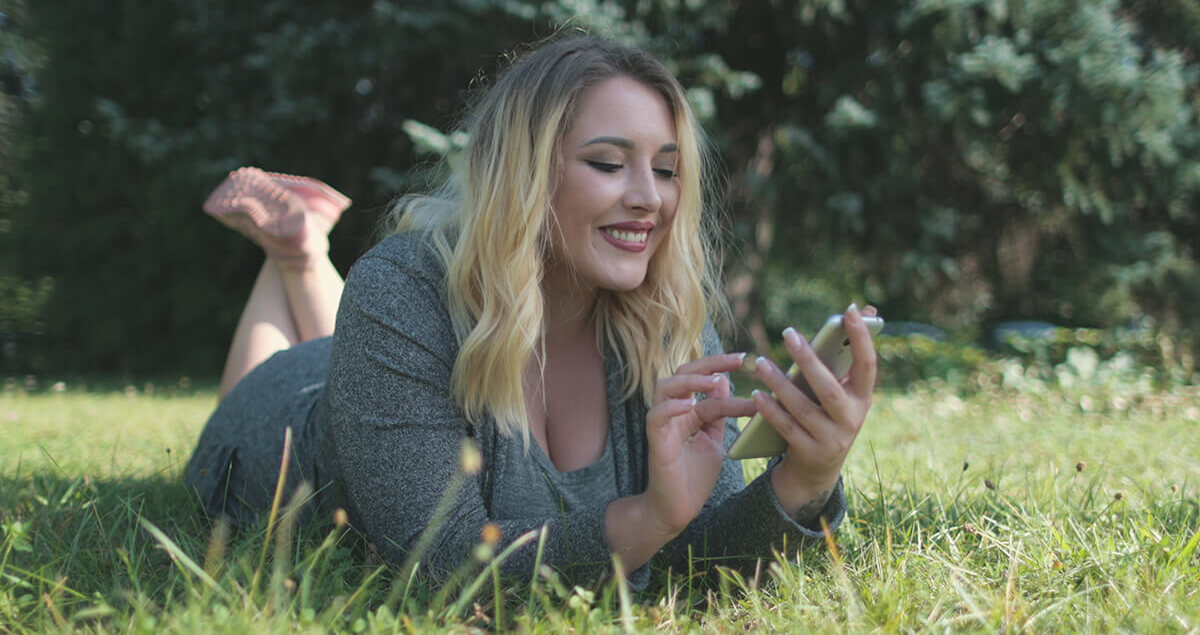 лёжа на животе