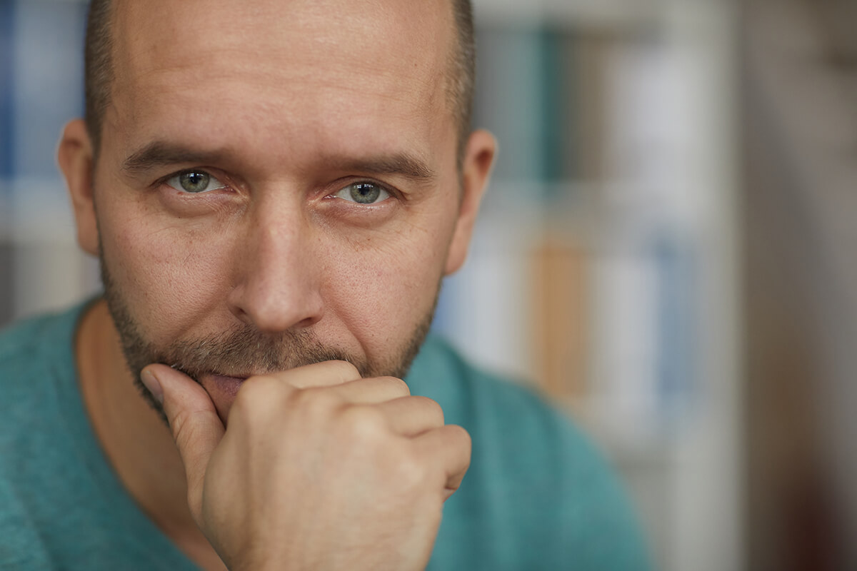 Руки у лица