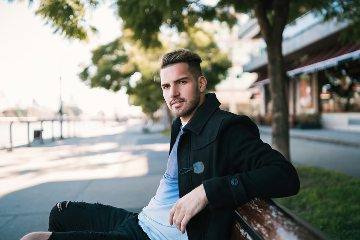 Фото сидящего сбоку