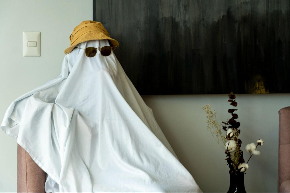 в стиле дружелюбного привидения