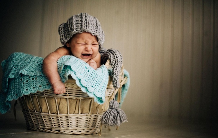 плачущий младенец