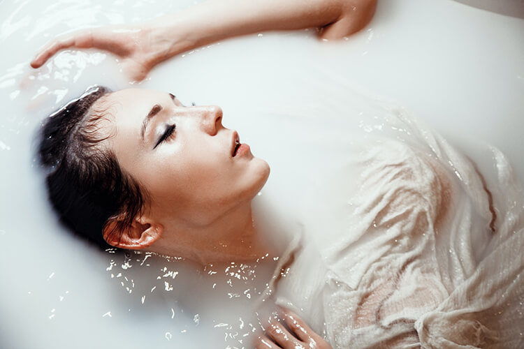 Фотосессия в ванной с молоком