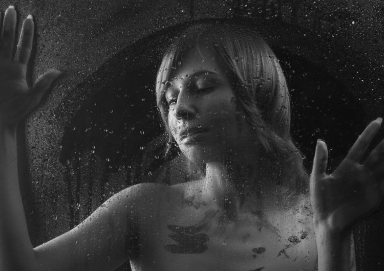 Фото за стеклом