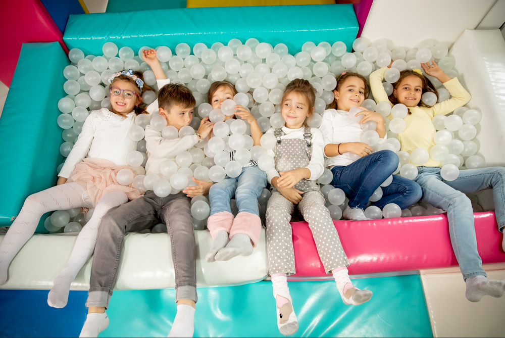 Фото детей сверху в сухом бассейне