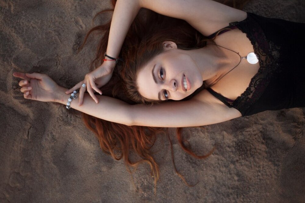 фото симпатичной рыжей девушки