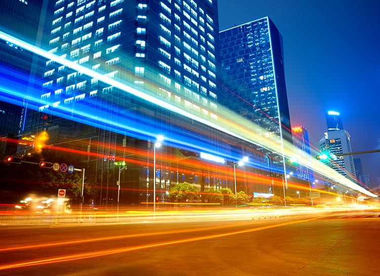 световые полосы на ночном фото