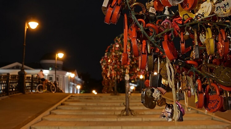 Используйте подручные предметы в качестве опоры