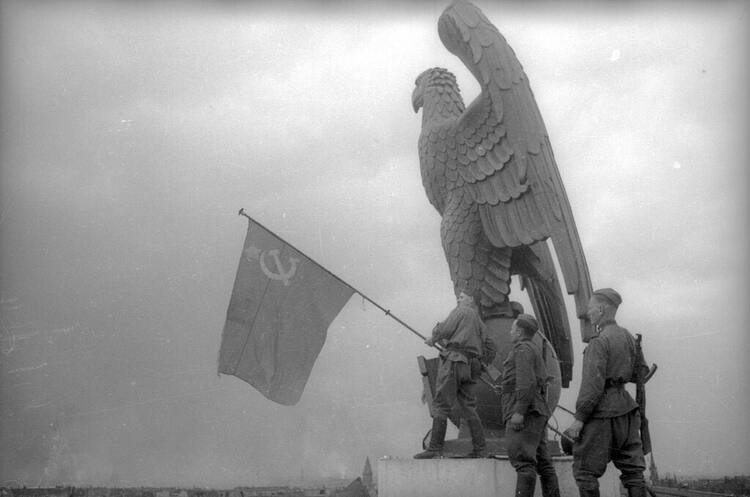 Скульптура хищного орла