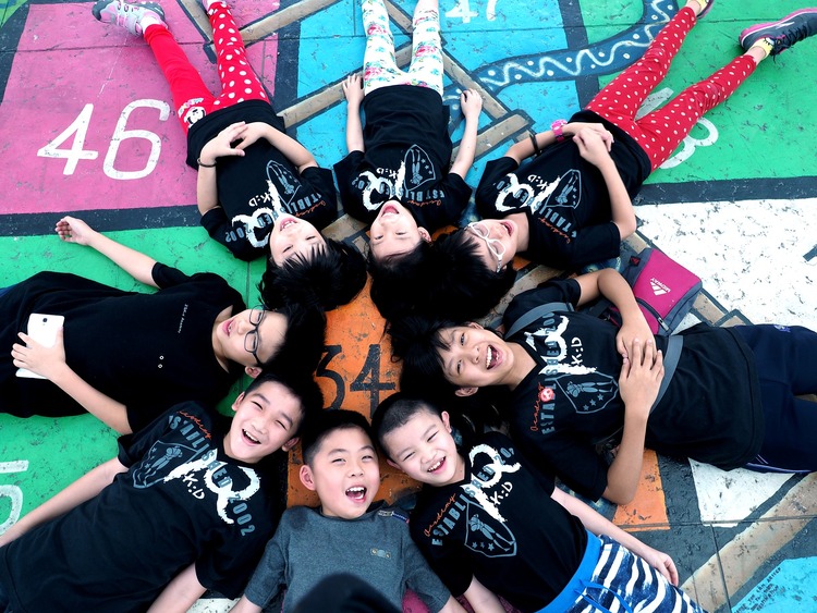 Дети лежат в кругу